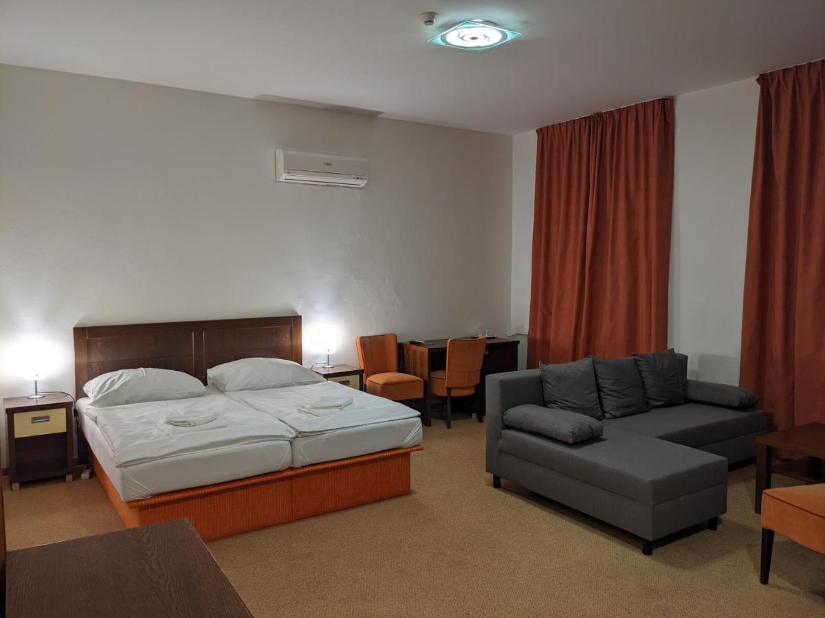 Garni Hotel Cosmopolitan Senec Εξωτερικό φωτογραφία