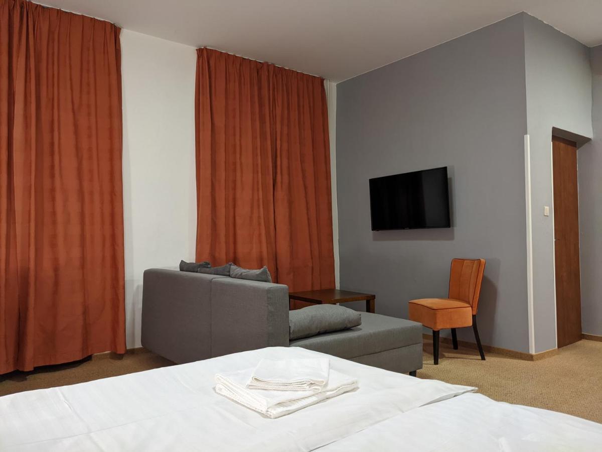 Garni Hotel Cosmopolitan Senec Εξωτερικό φωτογραφία