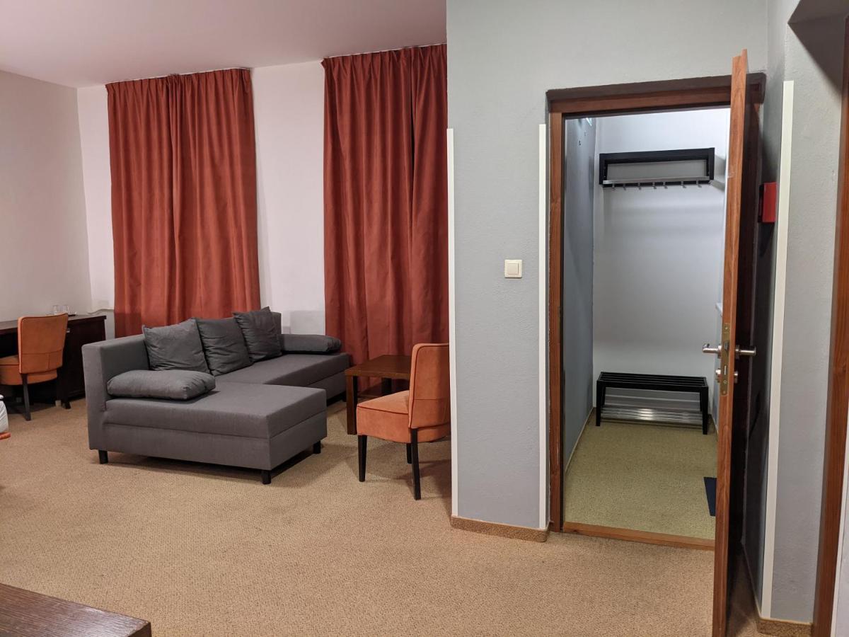 Garni Hotel Cosmopolitan Senec Εξωτερικό φωτογραφία