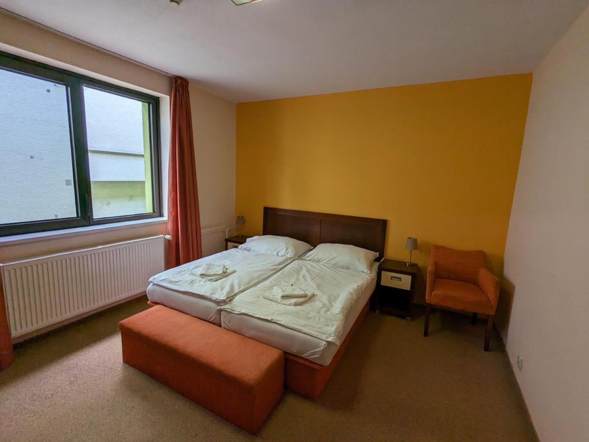 Garni Hotel Cosmopolitan Senec Εξωτερικό φωτογραφία