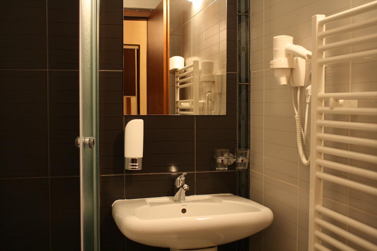 Garni Hotel Cosmopolitan Senec Εξωτερικό φωτογραφία