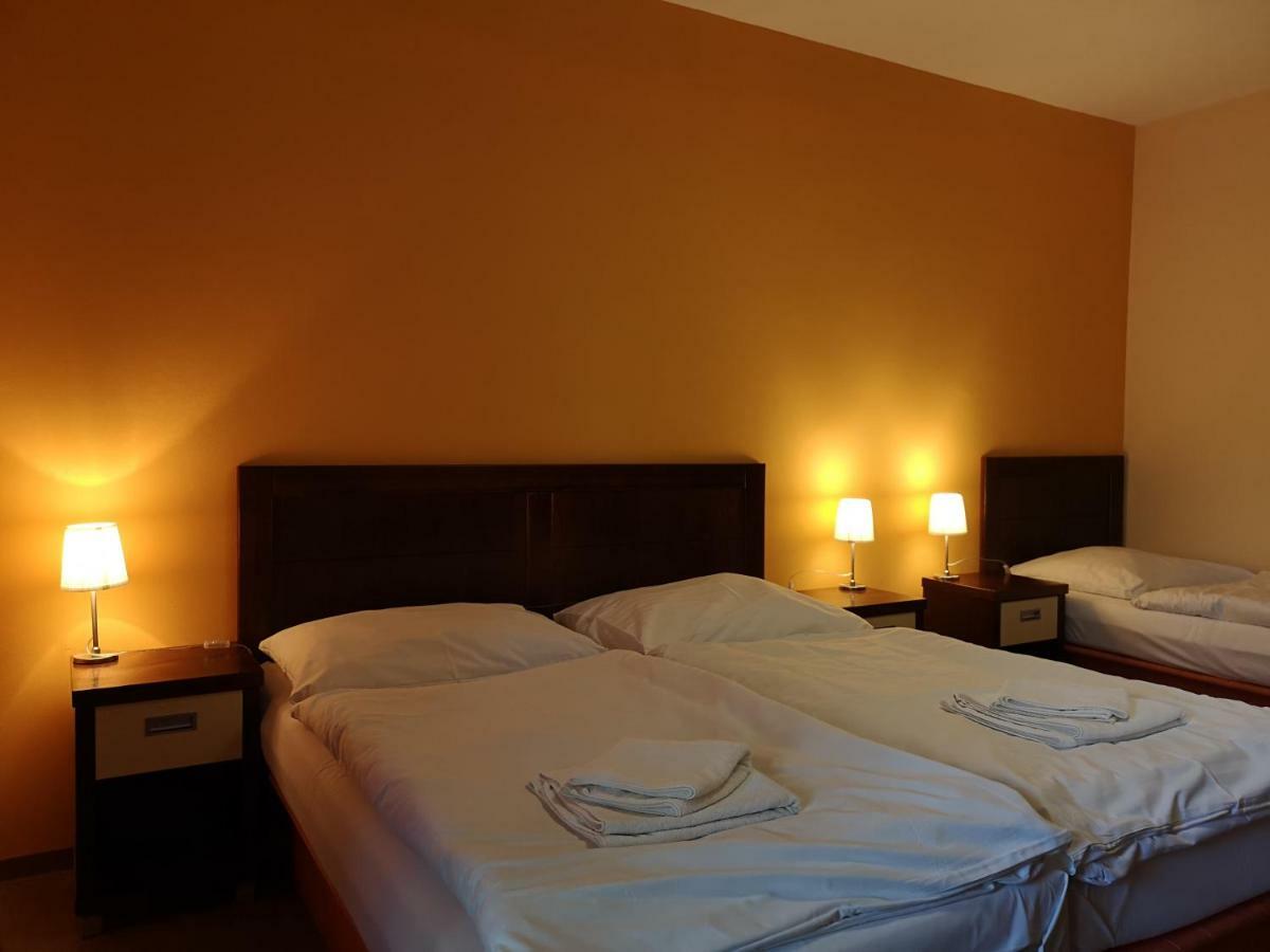Garni Hotel Cosmopolitan Senec Εξωτερικό φωτογραφία