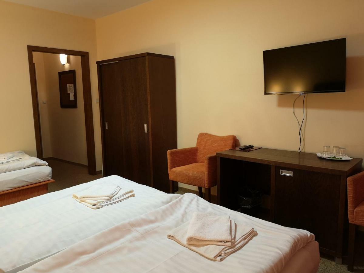 Garni Hotel Cosmopolitan Senec Εξωτερικό φωτογραφία